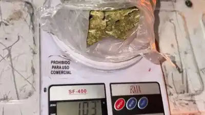 Lo pararon en la rotonda de Banda de Varela y el palpado dejó a la vista un envoltorio