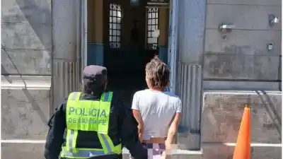 Fue al baño de la Terminal y salió con algo que no era suyo: la policía la esperaba a metros