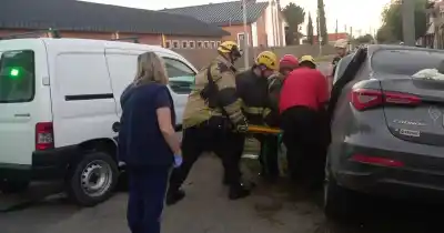 Dos personas quedaron atrapadas tras un violento choque: así fue el dramático rescate que movilizó a los bomberos