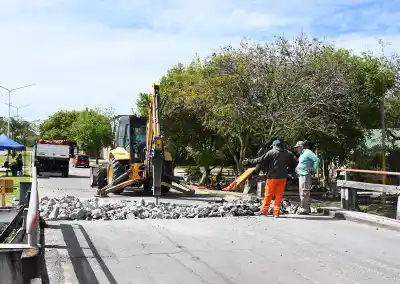 Fueron a tapar un bache en la Av. Paraguay y se toparon con un socavón bajo el puente