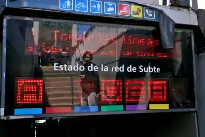 Abrieron los molinetes para que la gente viaje gratis y terminaron detenidos: el subte no anda