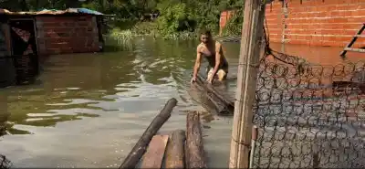 Se niegan a dejar sus casas con el agua en la puerta: las pasarelas de madera que armaron en la ribera