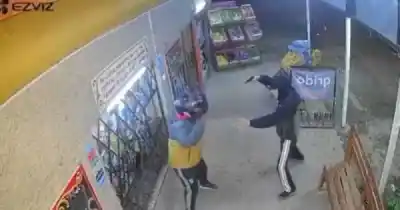 Dispararon a sus pies para robarle: el violento asalto que quedó grabado en un kiosco