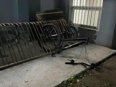 Con la policía vigilando la entrada, un ladrón hizo algo que dejó a todos boquiabiertos