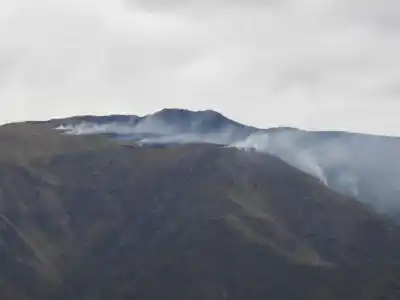 El fuego no da tregua en el Filo de Merlo: bomberos bajan desde el cielo para frenarlo