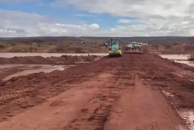Neuquén bajo alerta: el arroyo Carranza cortó una ruta clave y hay tramos que exigen cadenas