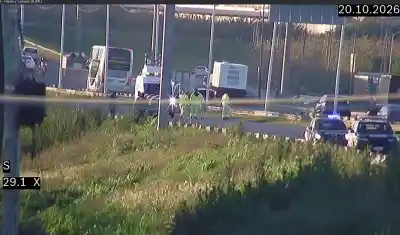 Volcó un camión y dejó trigo en la ruta: dos motos chocaron en el mismo lugar y uno no volvió a casa