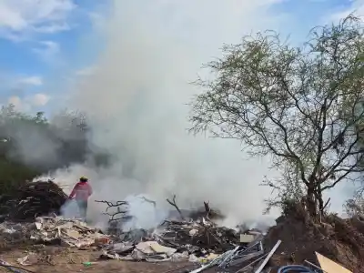 La Rioja: el fuego avanzó 20 por 30 metros en el sur y lo que había en el predio lo hizo crecer rápido