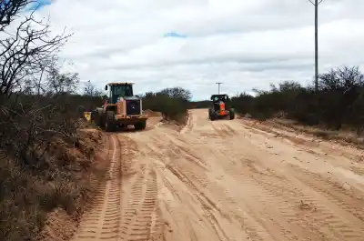 Motoniveladoras en marcha: los caminos de tierra que están dejando atrás en San Luis