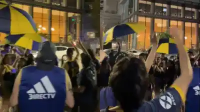 Hinchas cantaban en la previa y desde un edificio les lanzaron algo que nadie esperaba