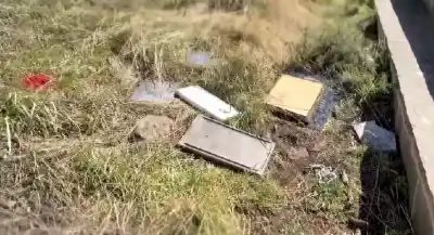 Fueron a rendir homenaje en Malvinas y encontraron la placa arrancada entre los pastizales