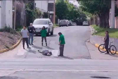Una camioneta frenó a tiempo en Paraná, pero el hombre seguía tirado en la calle