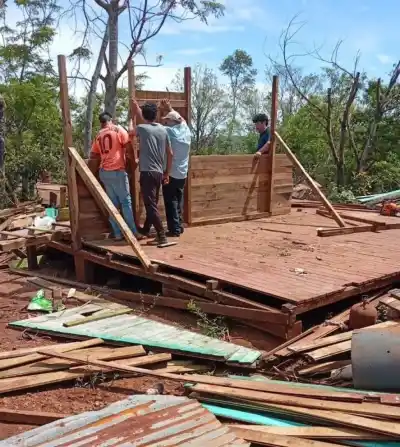 El tornado le borró la casa y ahora vende 100 números para volver a levantarla