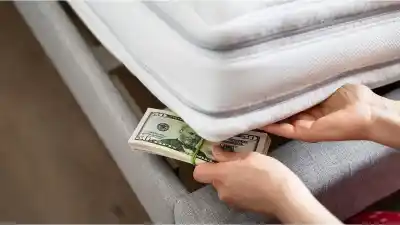 Tienen dólares guardados en casa y en Río Negro podrían cobrarles un impuesto al depositarlos