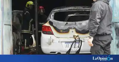 Intentó apagar el fuego de su taller con las manos: el detalle que apareció entre los tres autos calcinados