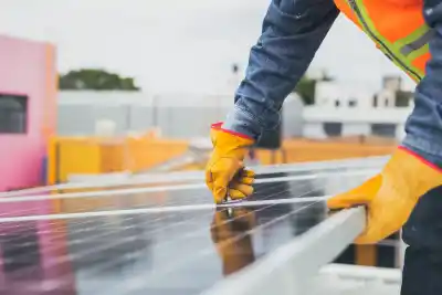 36 técnicos para un plan que destraba los paneles solares en las PyMEs puntanas