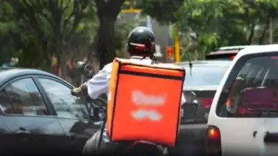 Pedía delivery, pero el repartidor llevaba algo más que comida: terminó condenado