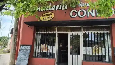Entró a la panadería como un cliente más, pero lo que sacó de entre la ropa lo delató