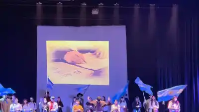 150 chicos subieron al escenario del Cine Teatro: lo que hicieron con la vida de Esquiú sorprendió a todos