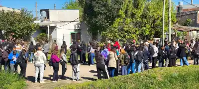 Más de 10 cuadras de fila en Ezeiza por 40 puestos: llegaron de madrugada y hasta durmieron en la vereda