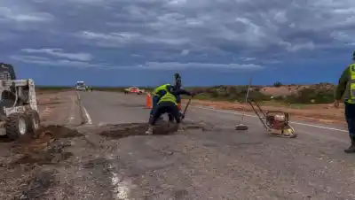 Catriel sale a tapar los pozos de la Ruta 151 a mano: ya van 14 veces en tres años