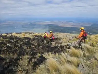 El fuego en el Filo serrano dio un giro a las 13.30 y ahora la atención está en lo que queda bajo las cenizas