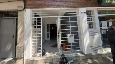 Entraron a un edificio céntrico y maniataron a un vecino: los esperaban afuera con las manos esposadas