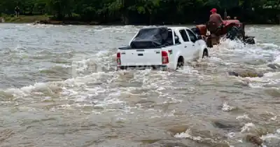 Dos camionetas quedaron atrapadas en un río de Salta: qué pasó con sus ocupantes