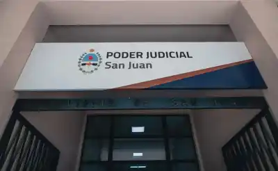Llevó a su hija al cirujano, apareció una acusación y un pedido de $30 millones
