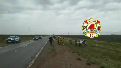 Volcó con su camioneta en la Ruta 22 y los bomberos se encontraron con algo que no esperaban