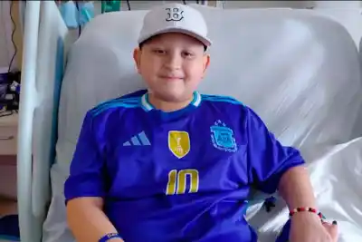Su hijo de 10 años pelea contra la leucemia en el Garrahan y ella no puede pagar el alquiler: "Con lo que puedan"
