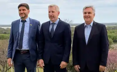 Tres gobernadores se sentaron en Paraná y Llaryora apuntó directo a Nación por la infraestructura