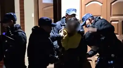 Vecinos lo atraparon dentro de un auto en Metán y él se defendió a los gritos