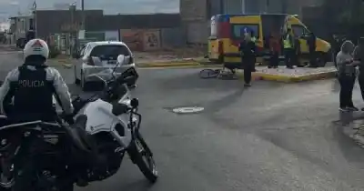 Un ciclista de 66 años cayó en una rotonda y lo que sufrió dejó en alerta a los médicos
