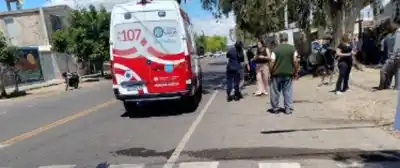 Iba a cruzar la calle en Rawson y una moto lo embistió: un testigo reveló dónde fue el golpe