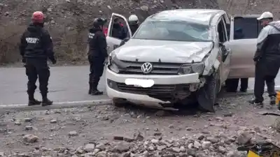 Salieron por sus propios medios, pero uno no pudo seguir: el vuelco en la Cuesta de Lipán que movilizó a los rescatistas