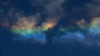 Rosario miró al cielo y encontró una franja de colores que no era un arcoiris