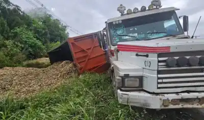 Perdió el control del camión en plena Ruta 38 y el tráiler terminó fuera de la calzada