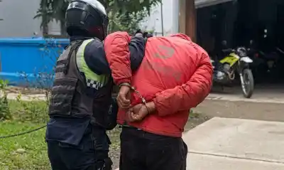 Lo buscaron por forzar una camioneta y a 100 metros lo encontraron: quién era