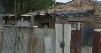 Vivían casi 14 personas en una habitación: el testimonio de una vecina destapó la casa allanada