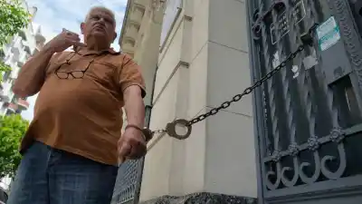 Se encadenó otra vez en la puerta de Iosfa: su esposa con cáncer espera el tratamiento que la obra social no le da