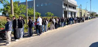 Ezeiza: la fila para un trabajo arrancó a las 4 de la mañana y nadie esperaba lo que pasó después