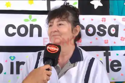 32 años de tiza y abrazos: el último día de la directora que no esperaba semejante despedida