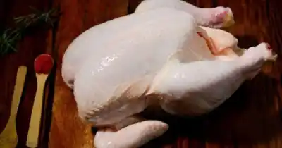 En el barrio lo descongelan y lo venden a $5.000: el pollo que en el súper sale $3.100