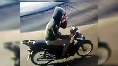 Le pidió ayuda para arrancar la moto y el "buen samaritano" se la llevó a contramano