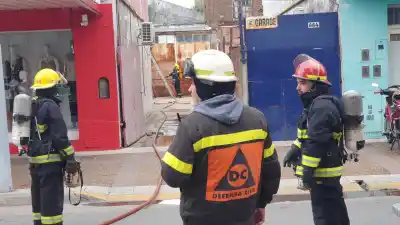 Trabajaban con soplete en el techo y el fuego se les escapó adentro del local