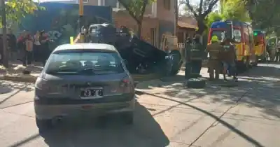 Choque violento en una esquina: el vuelco que dejó un saldo que nadie esperaba