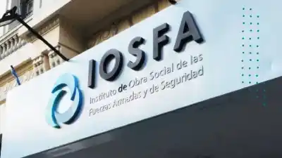 Se encadenó frente a la obra social de las FF.AA. y reveló por qué lo hizo