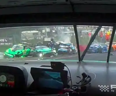Un derrame en la pista desató el caos: el trágico accidente que paralizó una carrera de élite