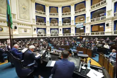 La Legislatura bonaerense aprobó dos leyes que cambian lo que pasa con los celulares en el aula